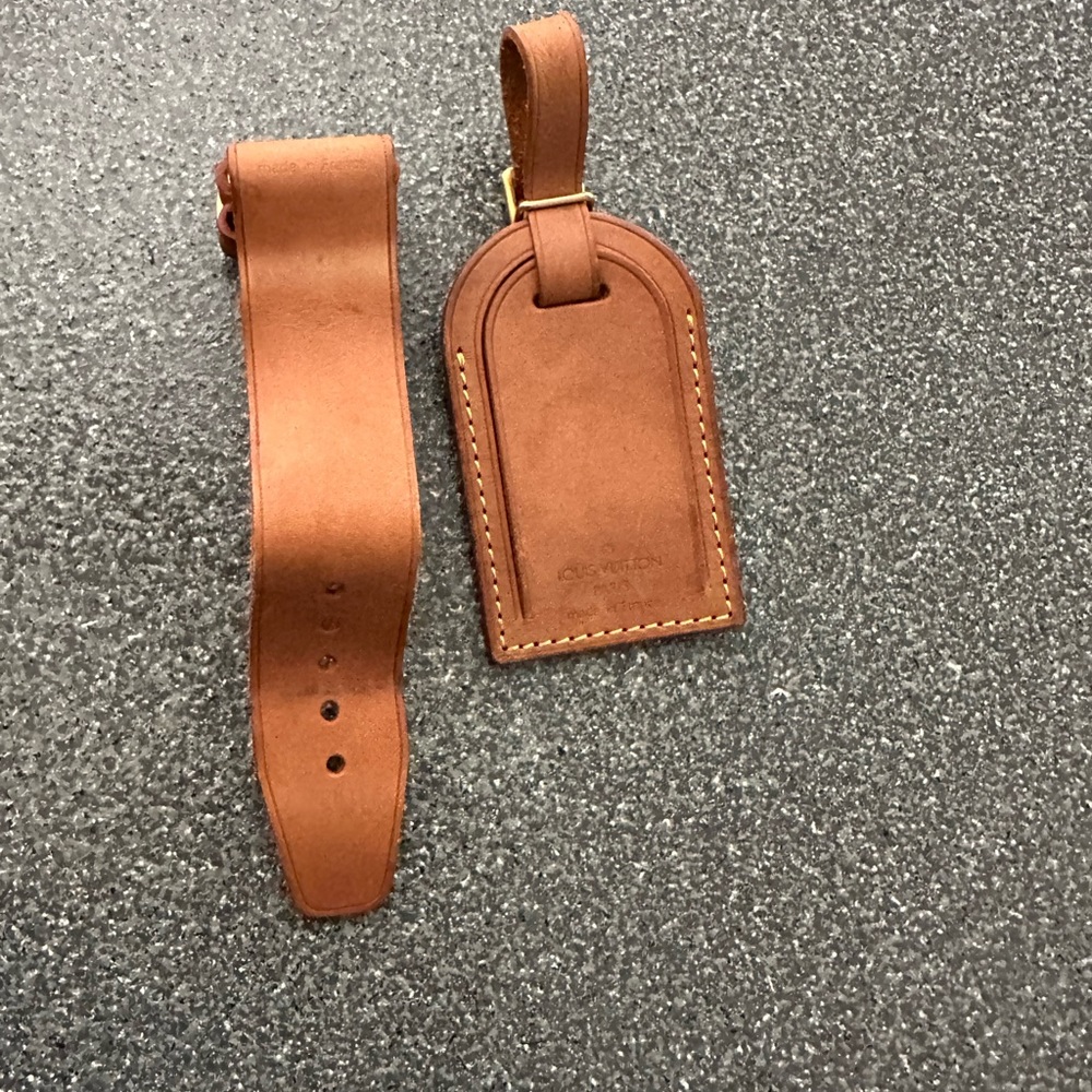 LOUIS VUITTON
Vachetta Luggage Tag : Poignet Set - Picture 5 of 15